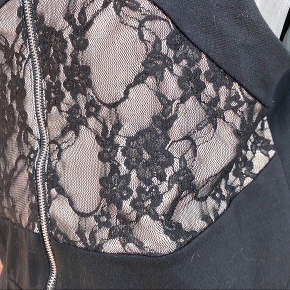 📌Express Look at this backside! Timeless Rayon Blend Sleeveless Top - Picture 5 of 12